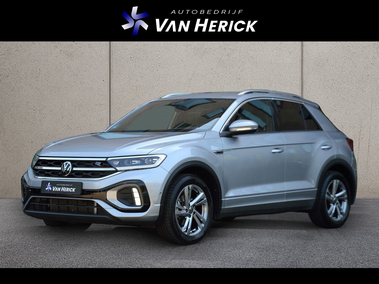 Volkswagen T-Roc - 1.5 TSI R-Line 150PK Automaat | ACC | Stoelverwarming | Navigatie - AutoWereld.nl