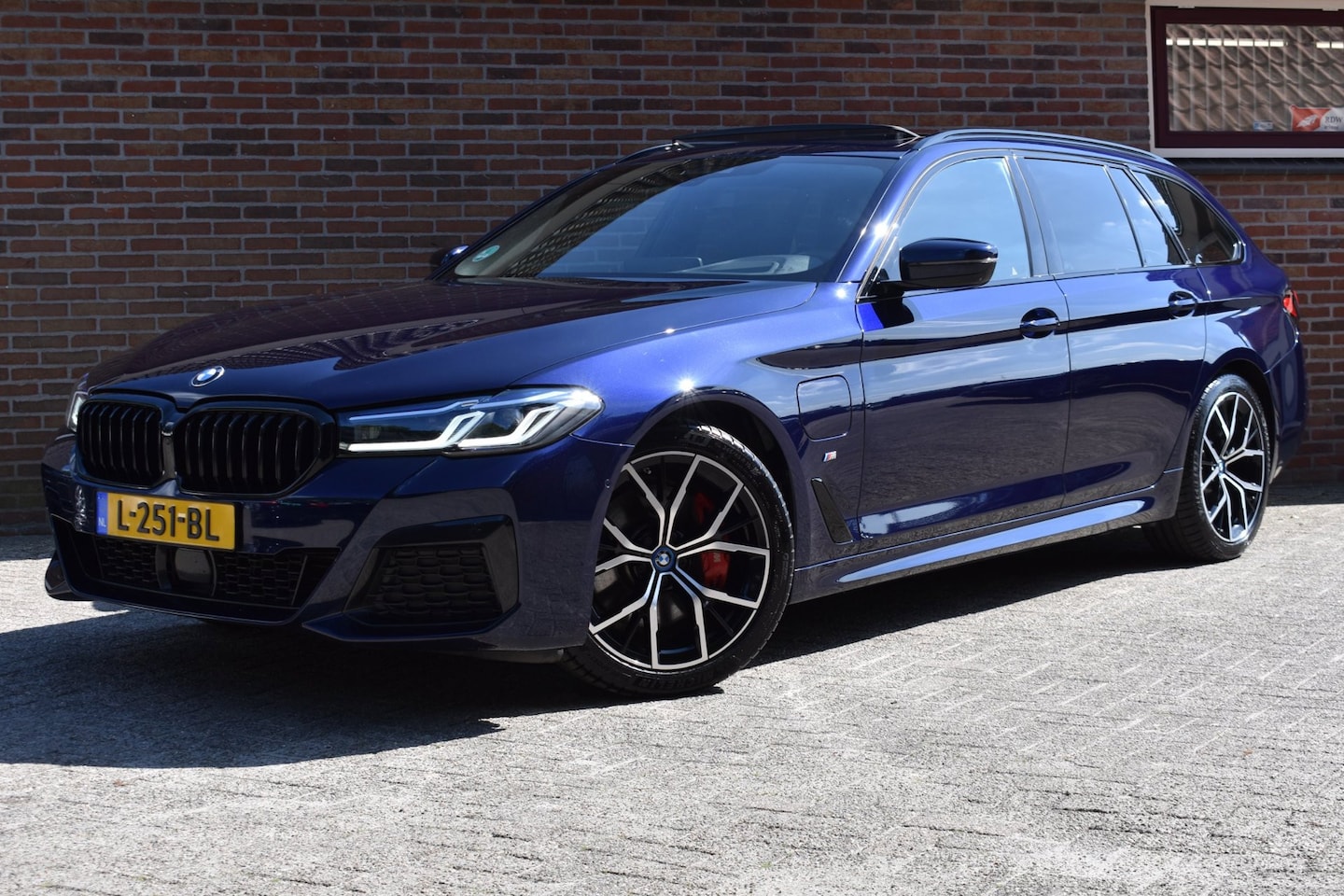 BMW 5-serie Touring - 530e High Executive '21 Laser Pano Leder M Pakket Clima Navi Cruise LED Inruil mogelijk - AutoWereld.nl