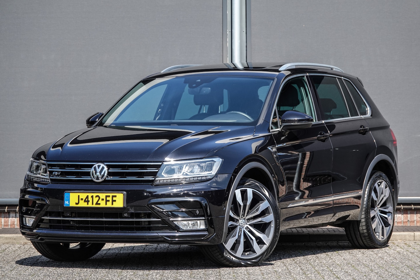 Volkswagen Tiguan - 1.4Tsi 150Pk DSG6 | 4Motion | Panoramadak | Achteruitrijcamera | Trekhaak | 20'' - AutoWereld.nl
