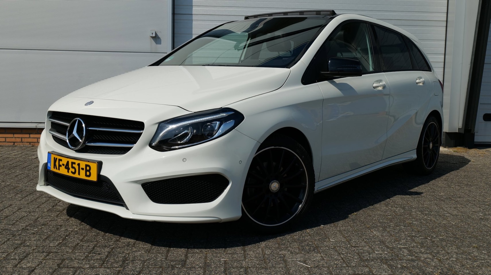 Mercedes-Benz B-klasse - 180 AMG Night Edition Plus Carplay Panormadak - AutoWereld.nl