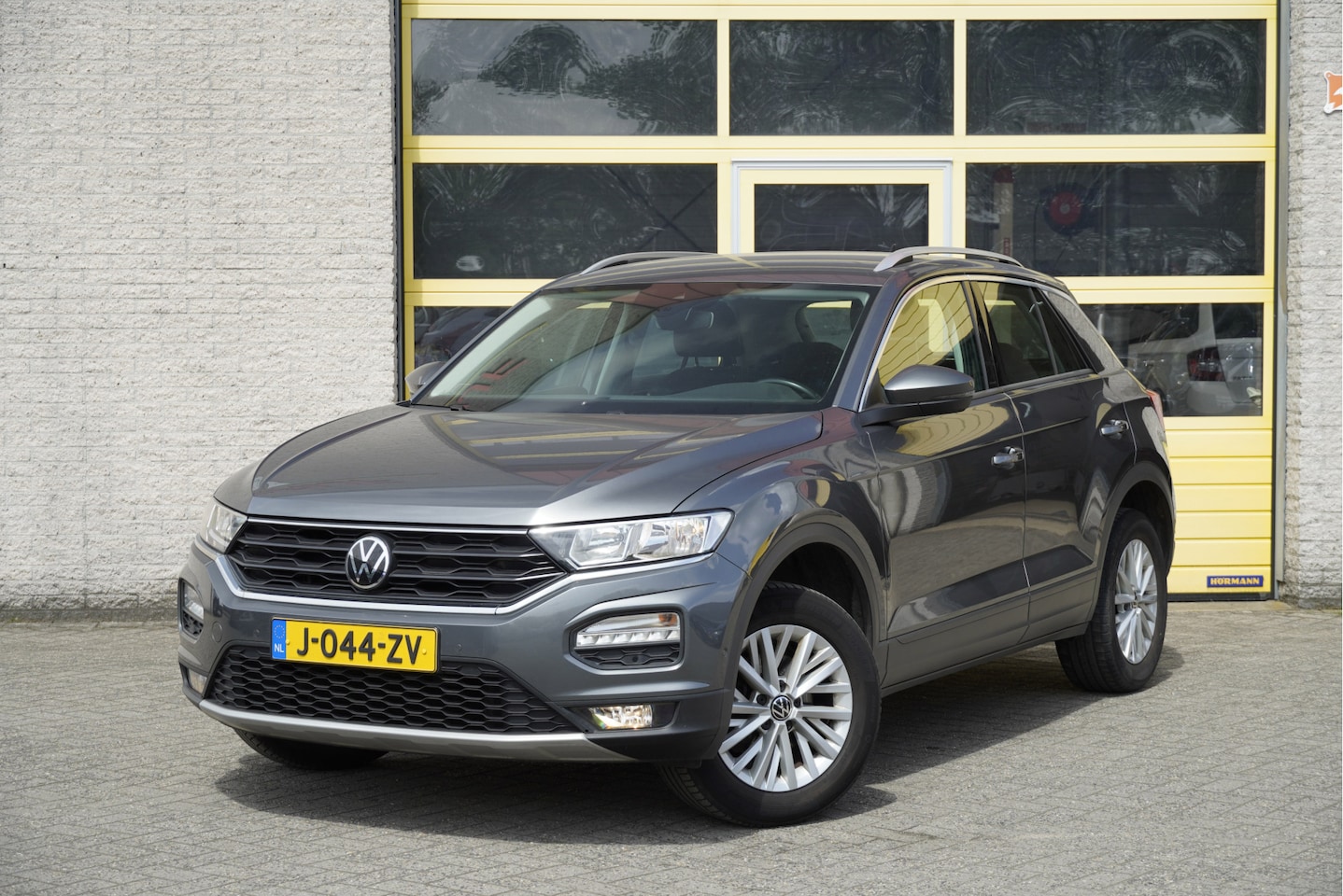 Volkswagen T-Roc - 1.5 TSI 150PK! Automaat Style Business BJ2020 Lmv 16" | Led | Pdc | Trekhaak afneembaar | - AutoWereld.nl