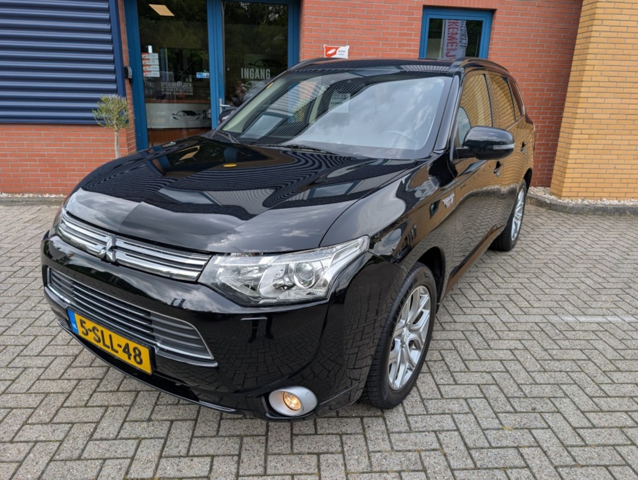 Mitsubishi Outlander - 2.0 PHEV instyle 2.0 PHEV INSTYLE+, Automaat,ADAPCruise,Trekhaak,Stoelverw,Achteruitcamera - AutoWereld.nl