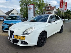 Alfa Romeo Giulietta - 1.4 T DISTINCTIVE 170PK / AIRCO-ECC / CRUISE CTR. / DAB / LED / PDC / 18'' LMV