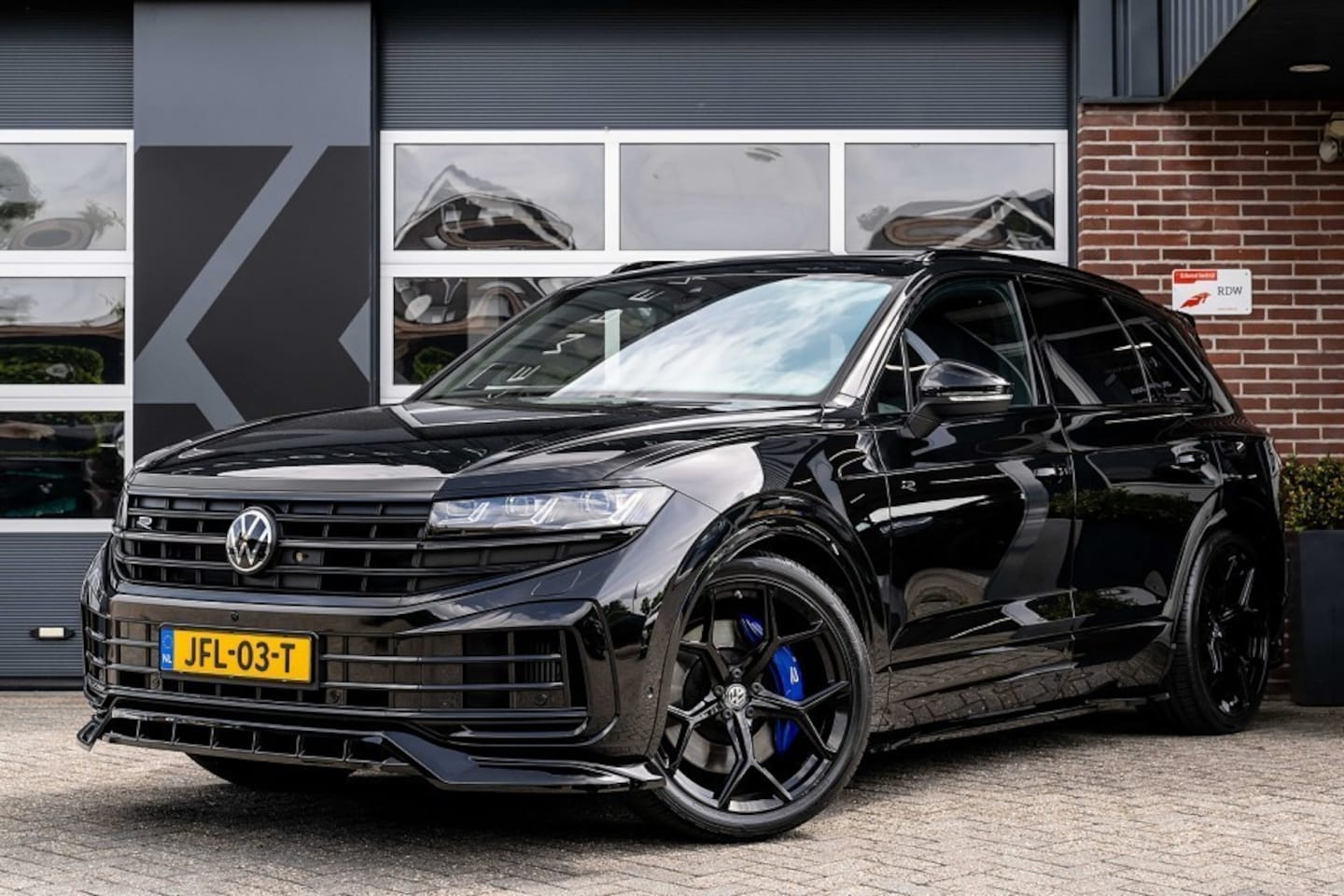 Volkswagen Touareg - 3.0 TSi eHybrid 4MOTION R | 462 PK | Panorama | Head-Up | Luchtvering | Night Vision | 360 - AutoWereld.nl
