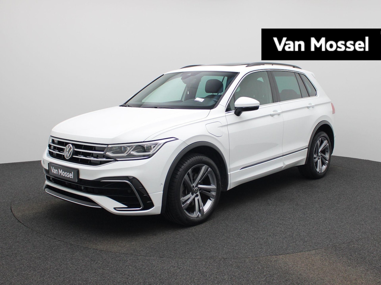 Volkswagen Tiguan - 1.4 TSI eHybrid R-Line Business+ 245 PK| Dealeronderhouden | Panoramadak | Trekhaak | Navi - AutoWereld.nl