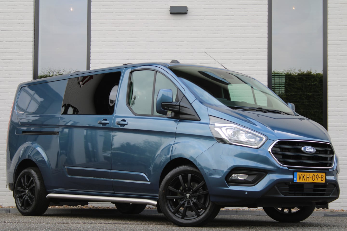 Ford Transit Custom - 320 2.0 TDCI L2H1 / Automaat / Limited / DC / Led / Camera / Nette Staat - AutoWereld.nl