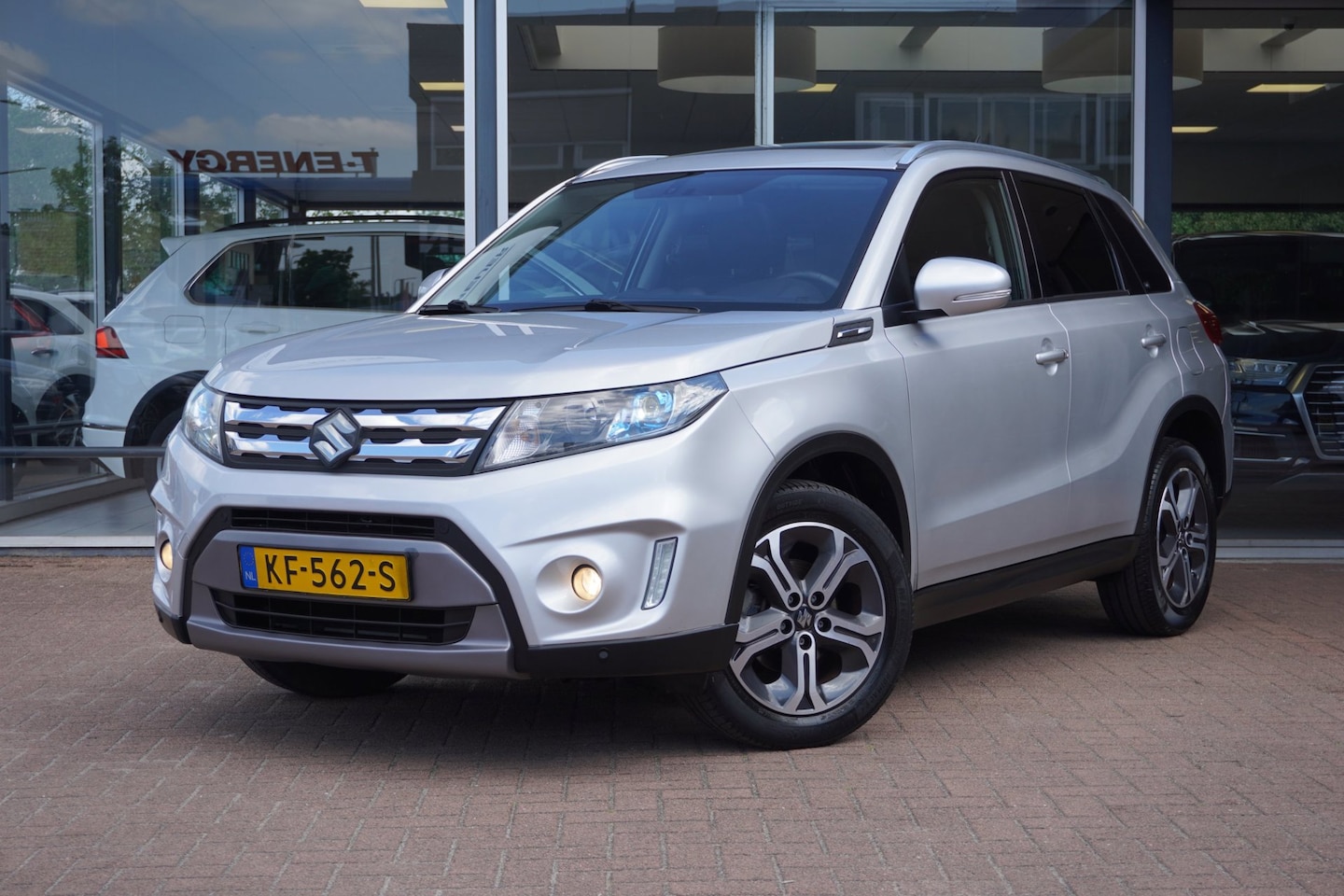 Suzuki Vitara - 1.6 High Executive | Automaat | Trekhaak | Panodak | Elek. pakket | Vol opties | Camera | - AutoWereld.nl