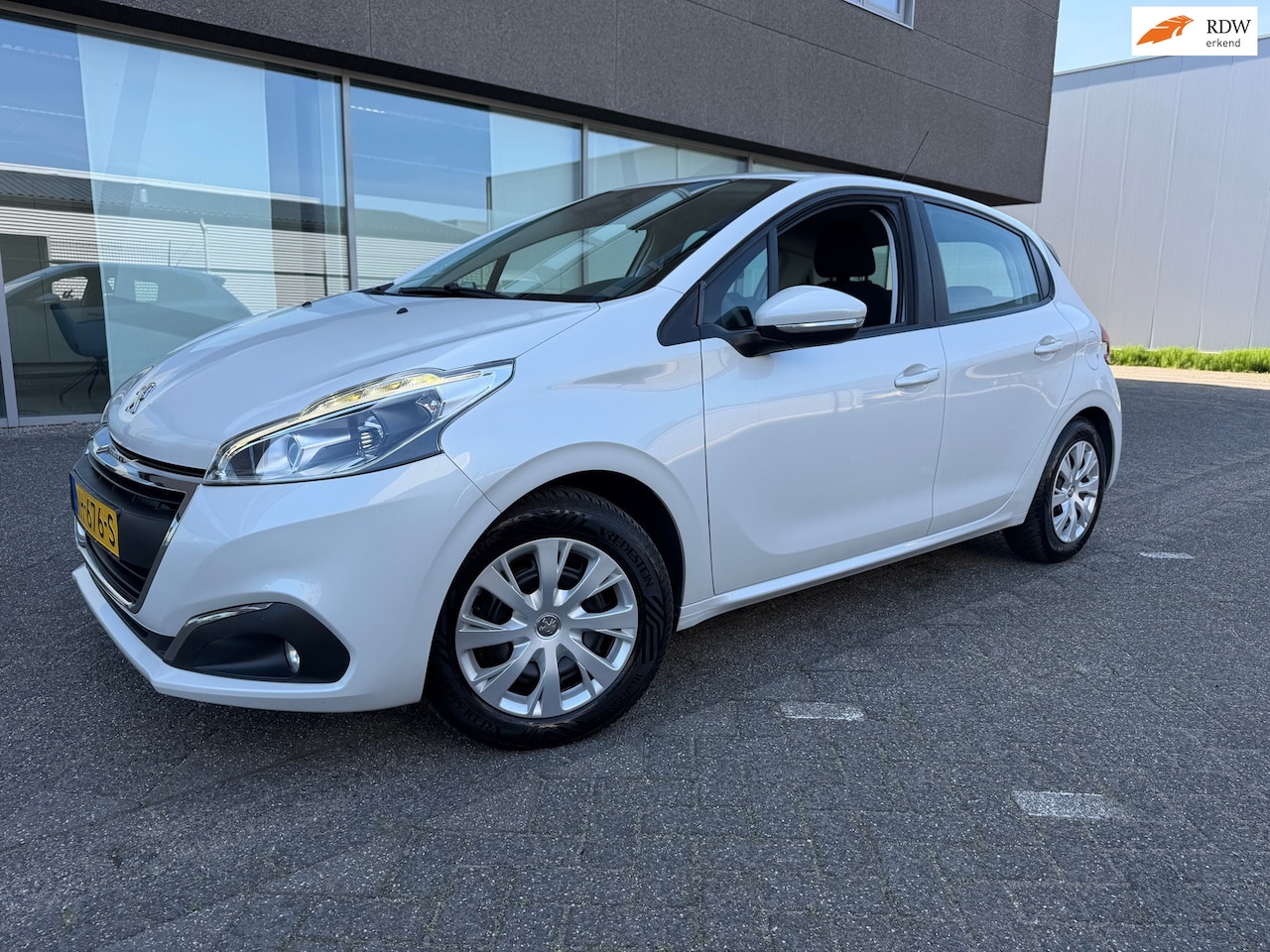 Peugeot 208 - 1.2 PureTech Blue Lion AIRCO BJ 1-2017 APK 6-2027 - AutoWereld.nl