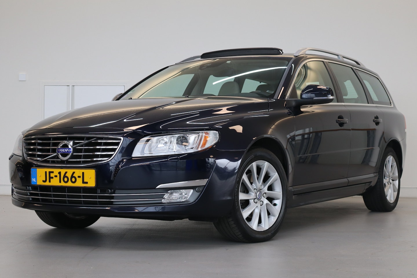 Volvo V70 - T4 190PK Polar+ | Schuifdak | Parkeerverw. | Trekhaak | Leder - AutoWereld.nl