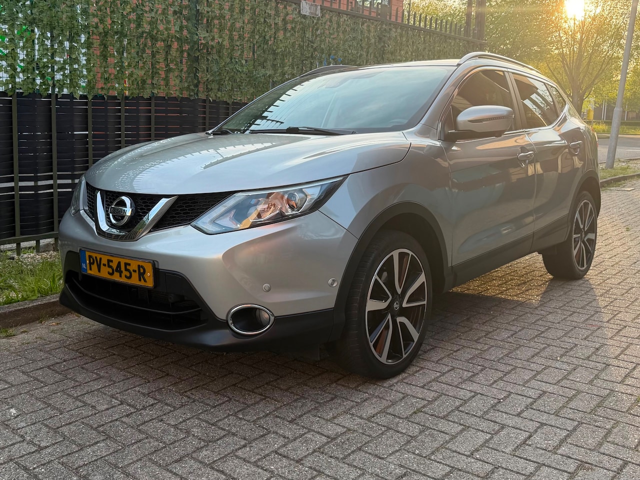 Nissan Qashqai - 1.2 Tekna Grijs 2017 LEDER|PANO|CAMERA|NAP - AutoWereld.nl