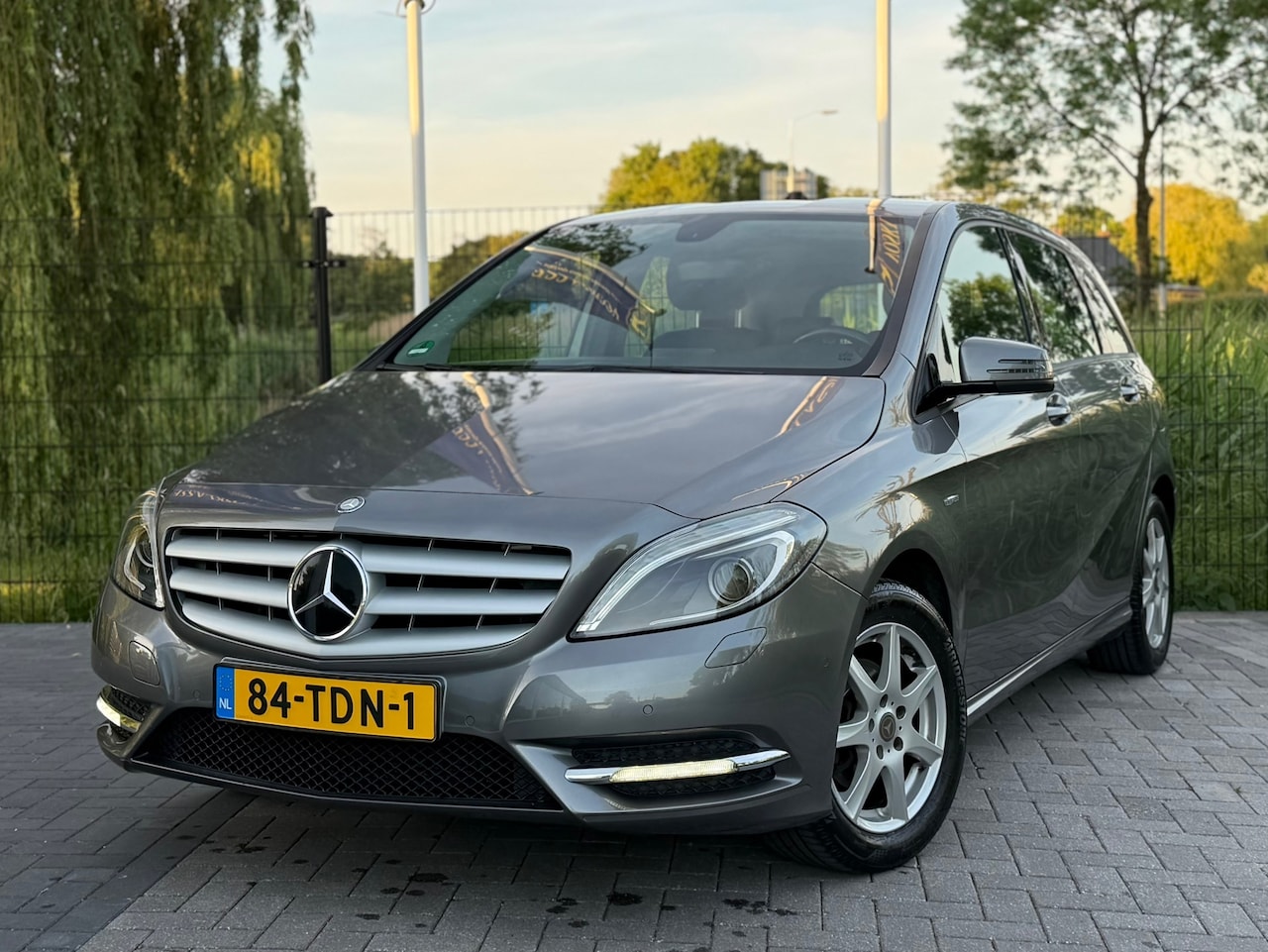 Mercedes-Benz B-klasse - 180 Ambition AIRCO / CRUISE / LEDER / TREKHAAK / NAP - AutoWereld.nl