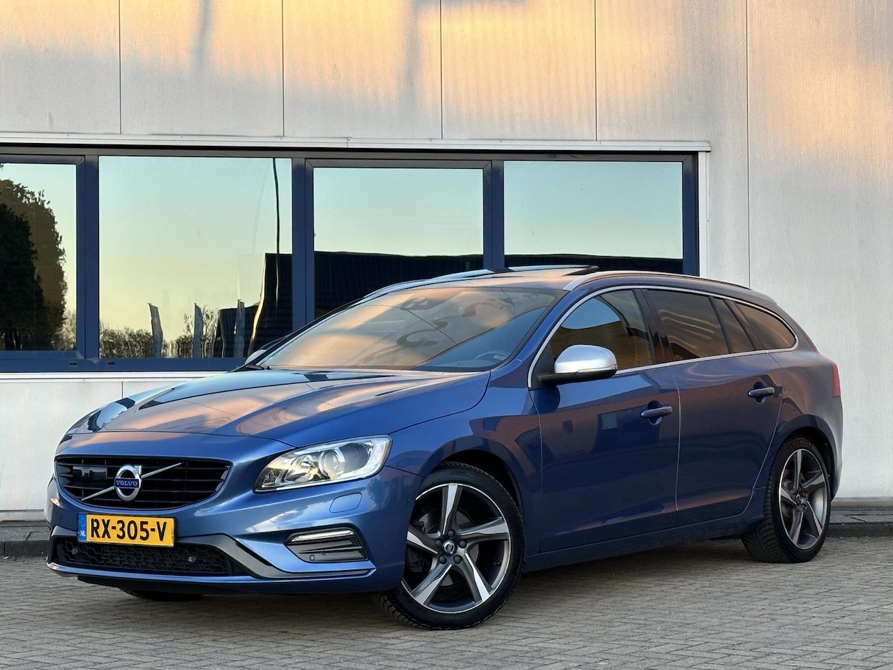 Volvo V60 - 2.0 T4 R Design l ACC l Leer l Schuifdak l BLIS l Lane Assist l - AutoWereld.nl