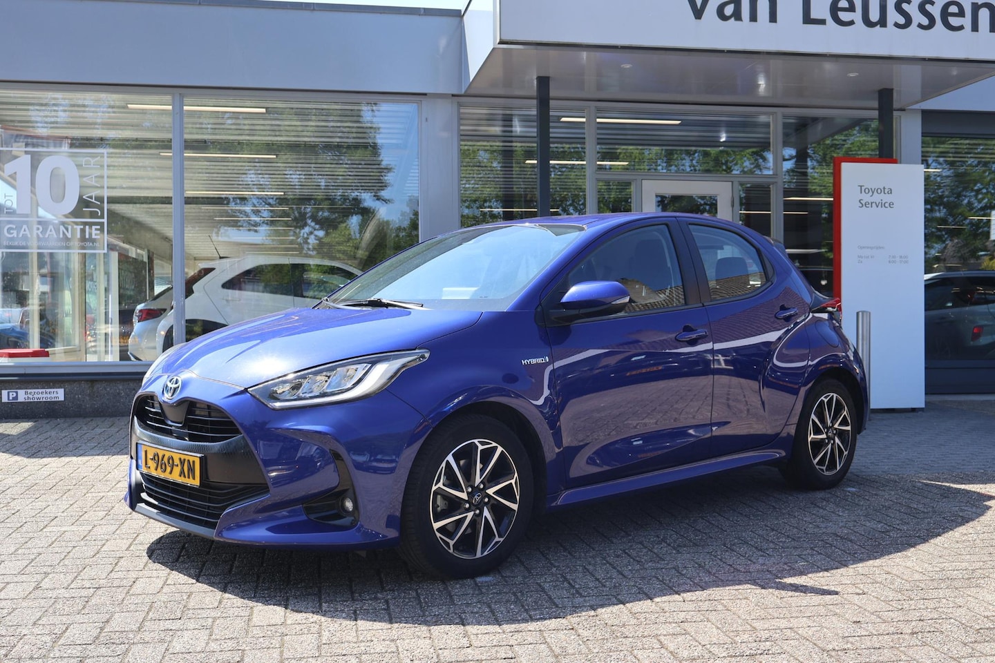 Toyota Yaris - 1.5 HYBRID DYNAMIC CLIMA LED CAMERA AD-CRUISE LM-VELGEN EL-RAMEN - AutoWereld.nl