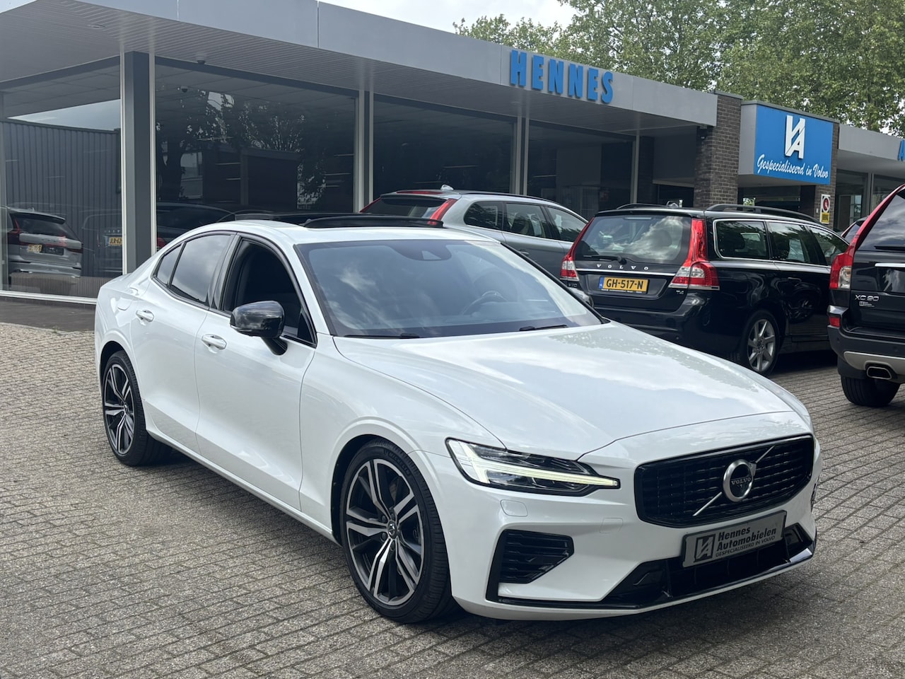 Volvo S60 - T6 Recharge AWD R-Design B&W HeadUp 360 Keyless Pano - AutoWereld.nl