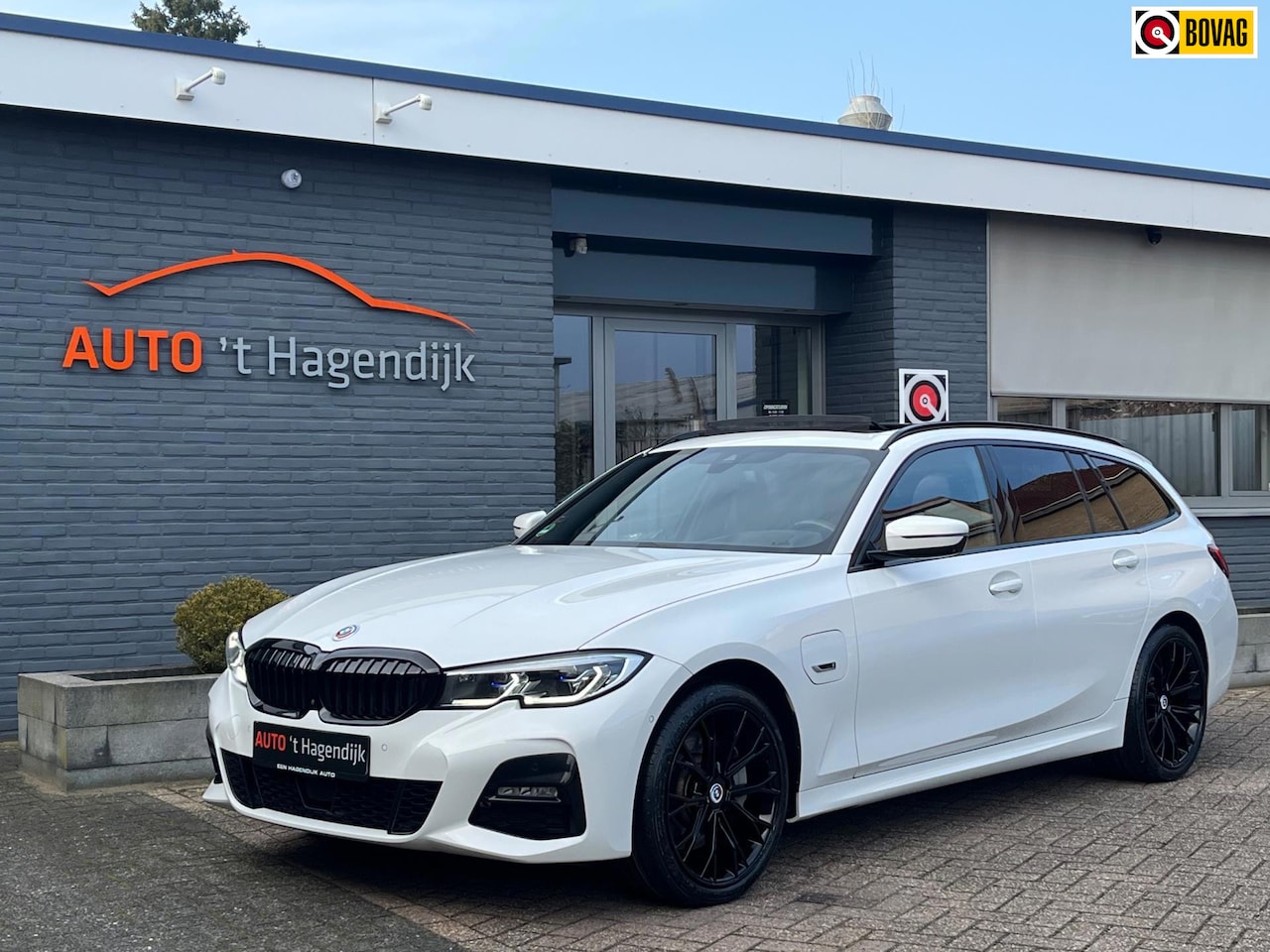 BMW 3-serie Touring - 330e High Exe M-sport pano trekh laser 19" - AutoWereld.nl