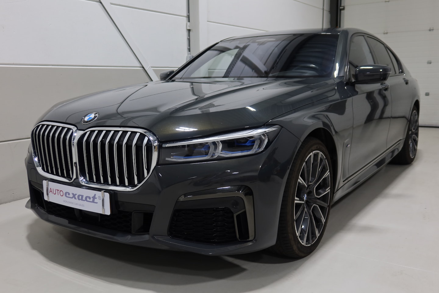 BMW 7-serie - 740d xDrive High Executive I org NL I Eerste eig I Dravitgrau - AutoWereld.nl