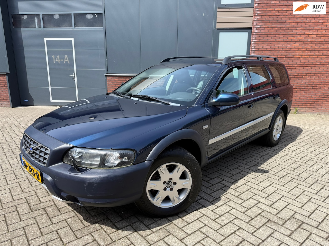 Volvo V70 XC - 2.4 T AWD Comfort Luxury 7 PERSOONS AUTOMAAT/NIEUWE APK/YOUNGTIMER/COMPLEET DEALER ONDERHO - AutoWereld.nl