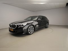 BMW 5-serie Touring - 530e | M-Sportpakket | LED | Navigatie | Active cruise | Trekhaak | Panoramadak | DAB | Al
