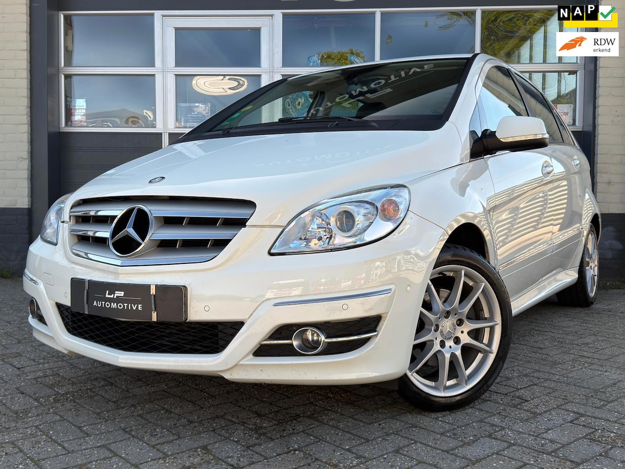 Mercedes-Benz B-klasse - 200 Turbo / NL-auto / Trekhaak / Airco - AutoWereld.nl