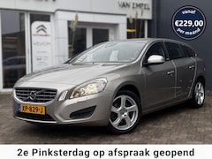 Volvo V60 - 1.6 T4 Kinetic | 180 PK | Automaat | Trekhaak | Climate Control | Stoelverwarming | Naviga