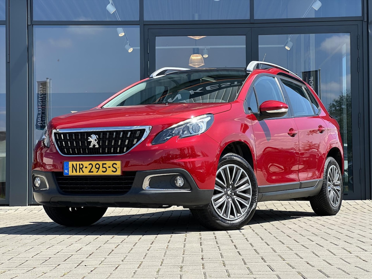 Peugeot 2008 - 1.2 Blue Lion 110pk Trekhaak / Panoramadak / Navigatie / All Seasonbanden / Armsteun - AutoWereld.nl