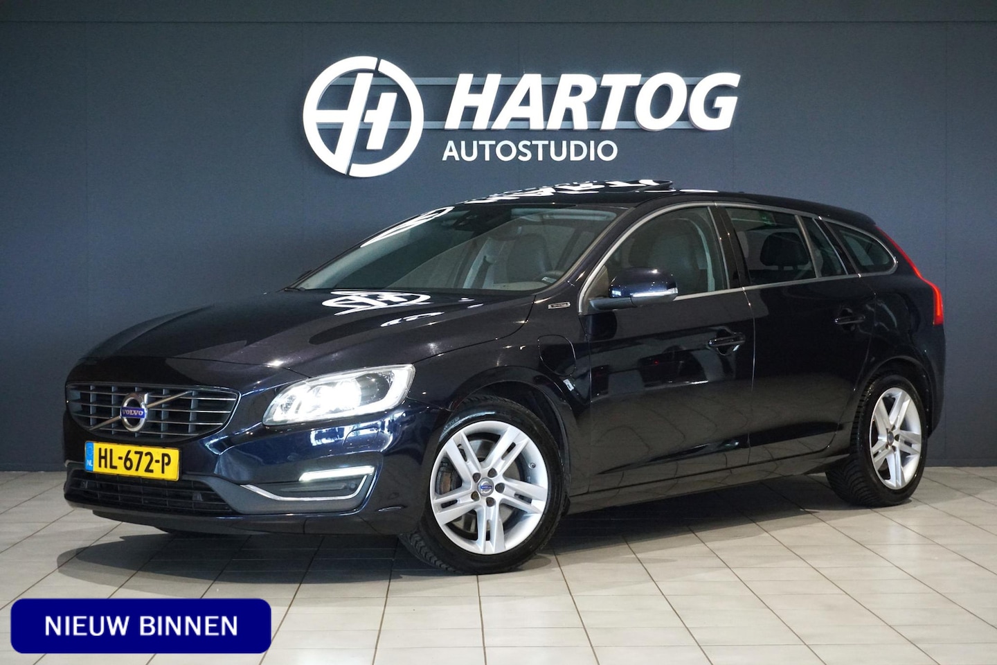 Volvo V60 - 2.4 D6 Twin Engine R-Design * dealer onderhouden * + PANODAK / STANDKACHEL / MEMORY - AutoWereld.nl