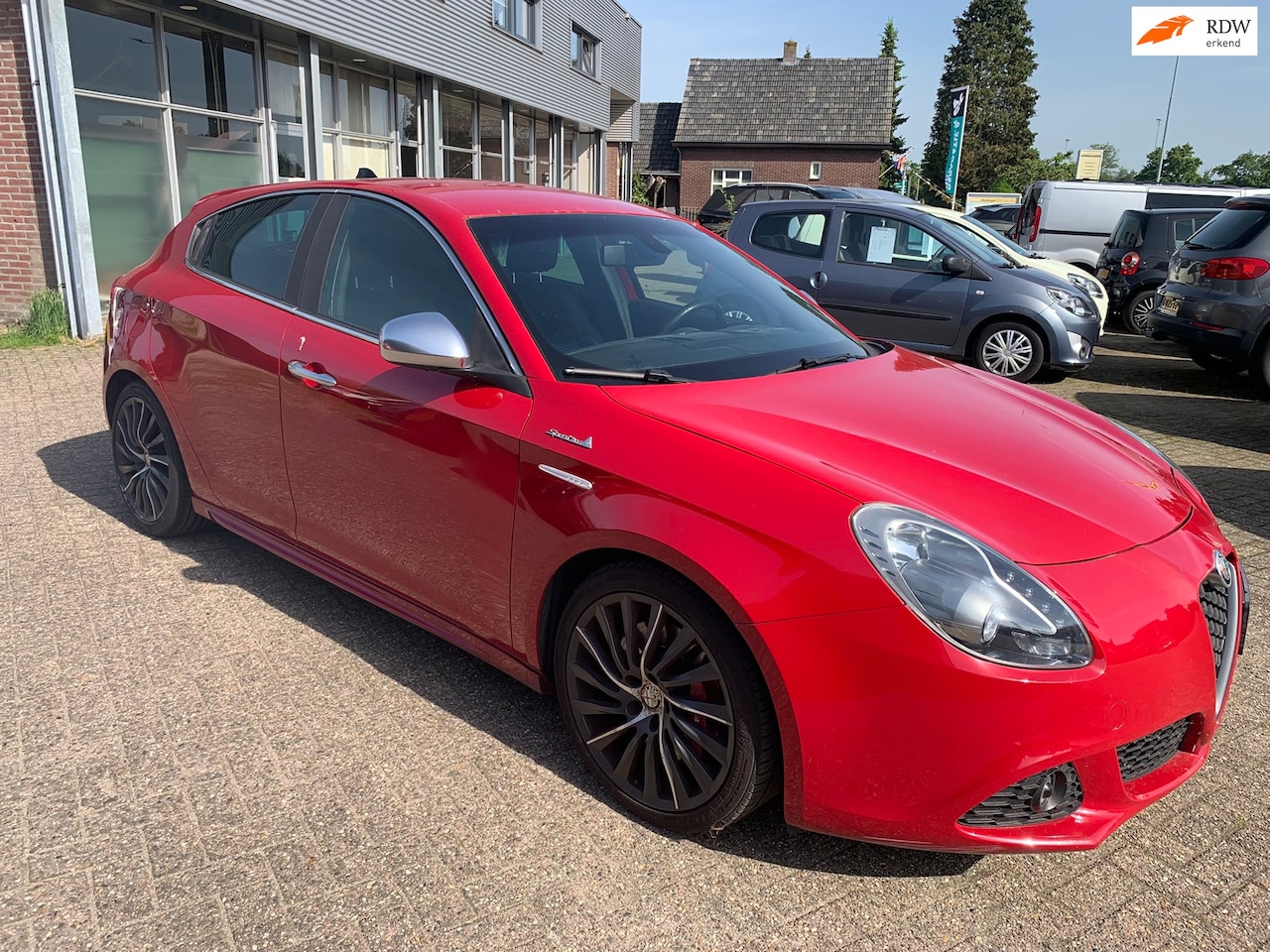 Alfa Romeo Giulietta - 1.4 T Distinctive 2012 € 1250.- MOTOR DEFECT,KLEP VERBRAND ZO MEE - AutoWereld.nl