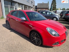 Alfa Romeo Giulietta - 1.4 T Distinctive 2012 € 1250.- MOTOR DEFECT, KLEP VERBRAND ZO MEE