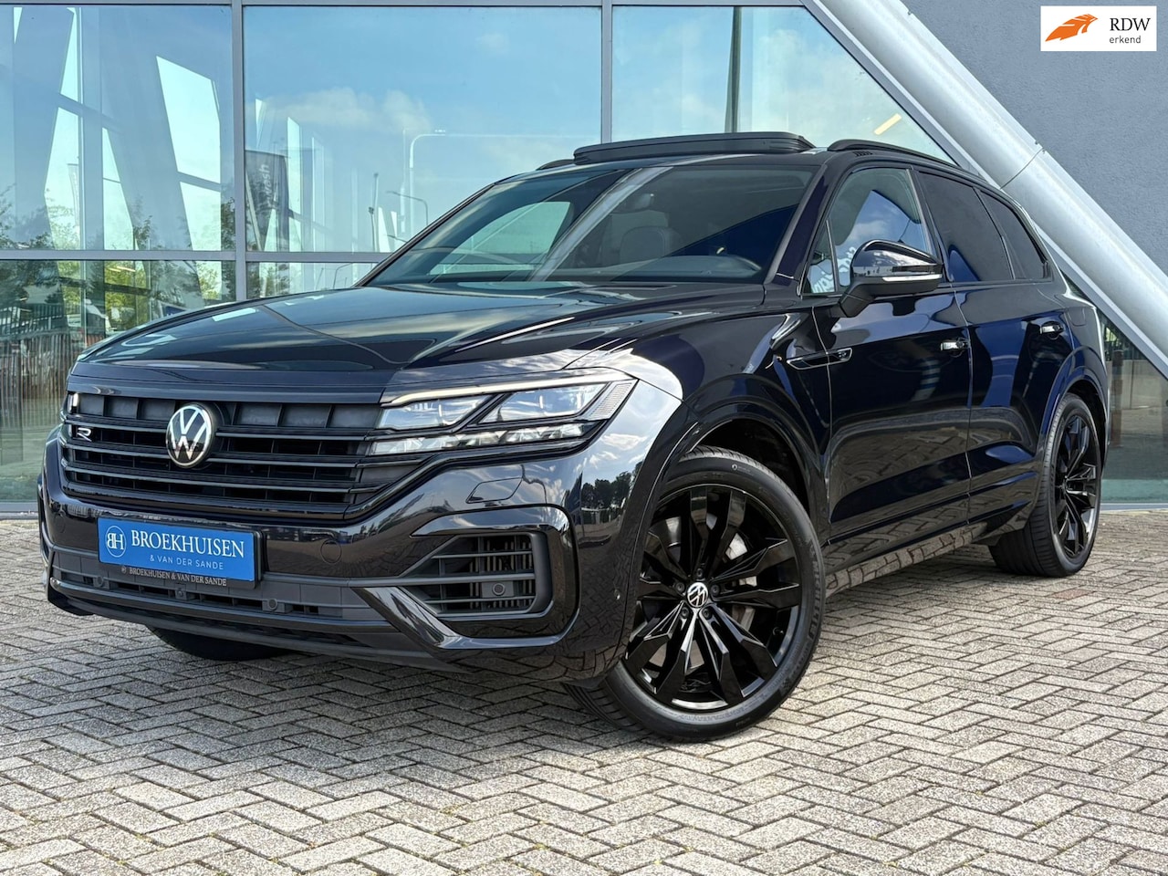 Volkswagen Touareg - 3.0 TSi eHybrid 4MOTION R Black Edition Luchtvering / Trekhaak / Panoramadak - AutoWereld.nl