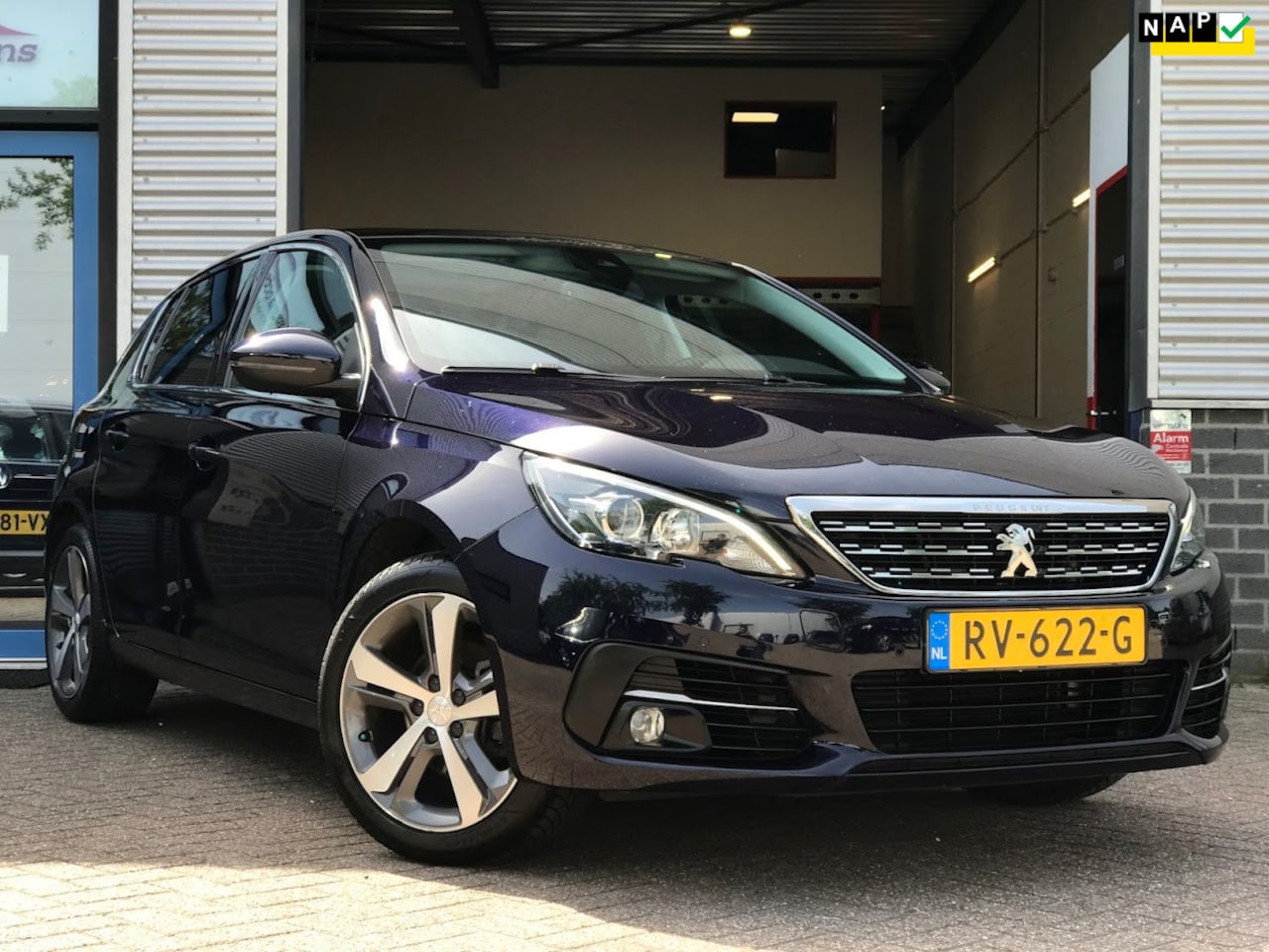 Peugeot 308 - 1.2 PureTech Blue Lease Premium|Carplay|Navi|Pano|17''Inch - AutoWereld.nl