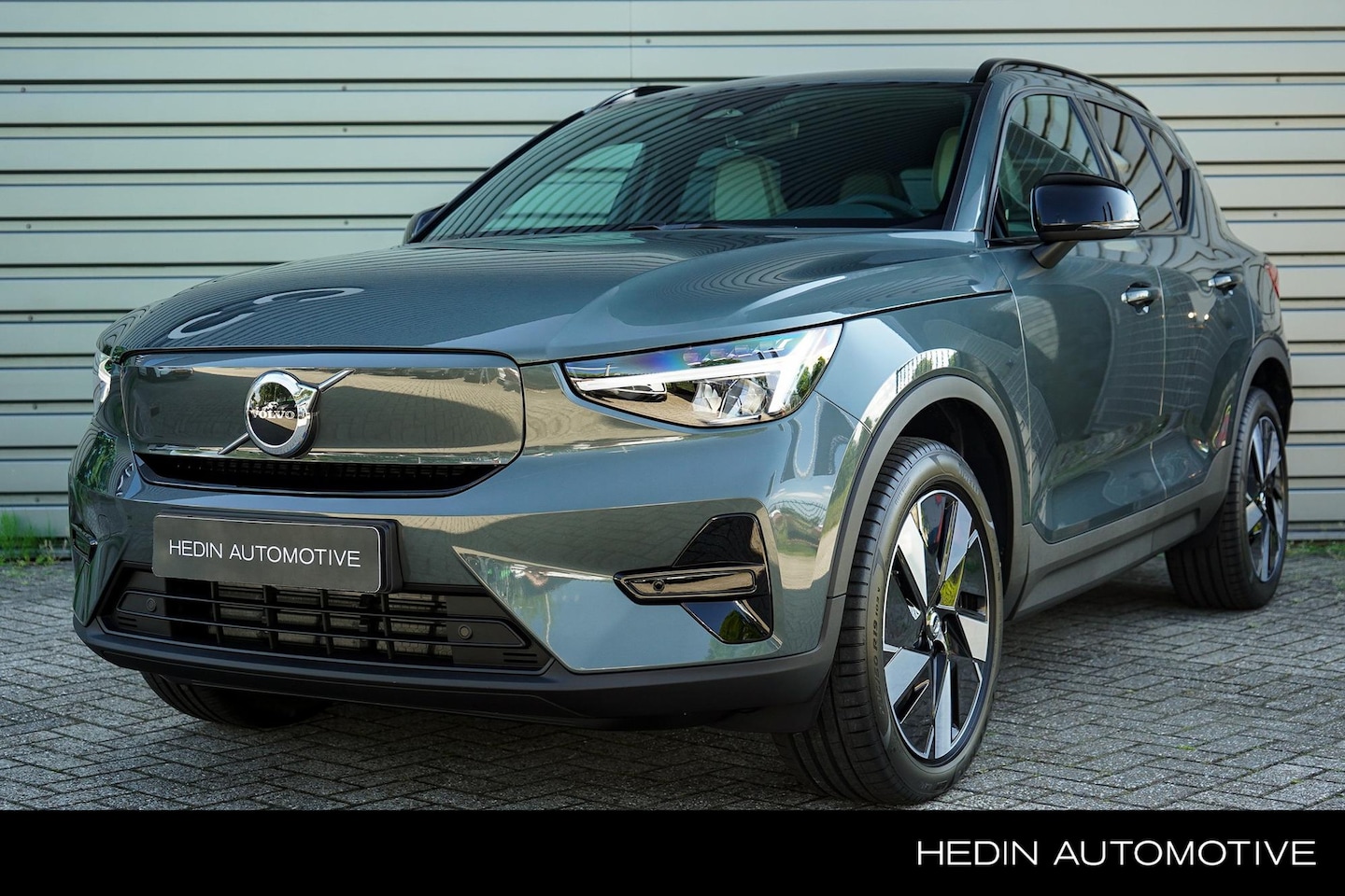 Volvo EX40 - Single Motor Extended Range Plus Europa 82 kWh | 20″ 5-Spaaks | Extra getint glas achter | - AutoWereld.nl