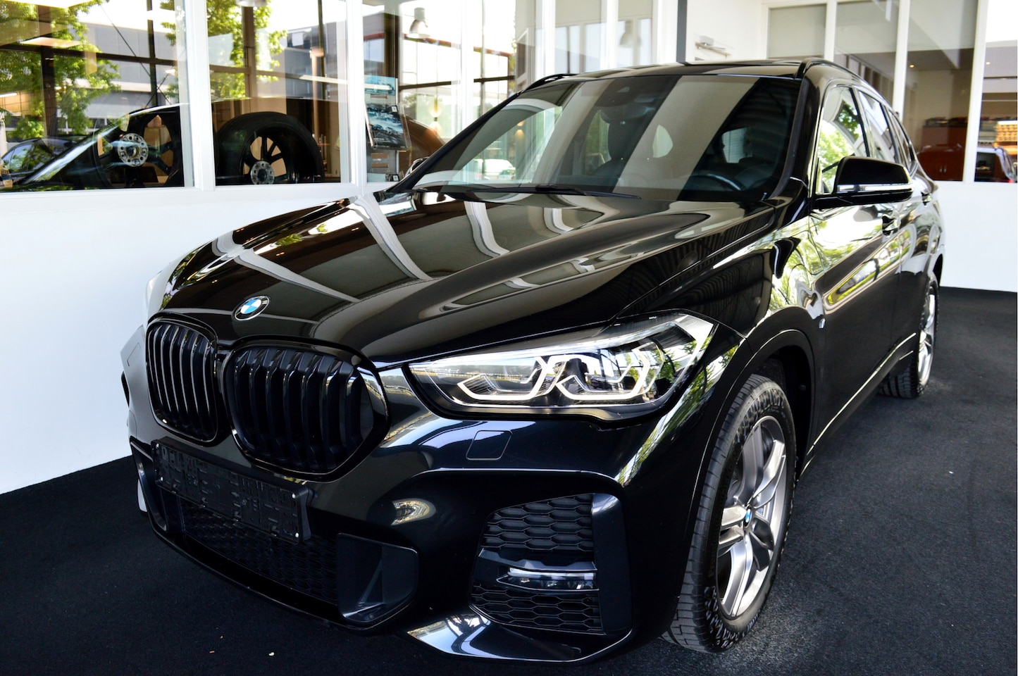 BMW X1 - xDrive20i M-Sportedition | 2.000kg Trekgewicht ! - AutoWereld.nl