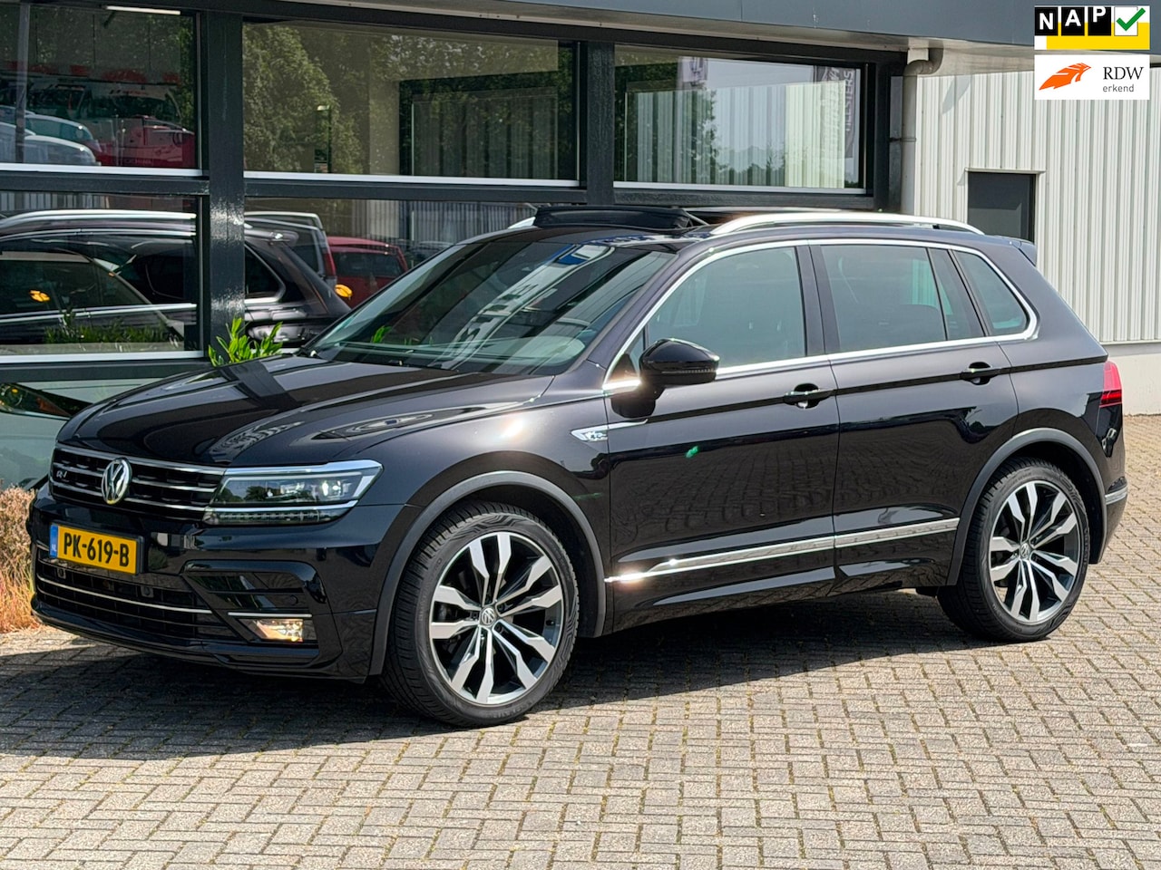 Volkswagen Tiguan - 1.4 TSI ACT Highline R line Pano NAP APK !! - AutoWereld.nl