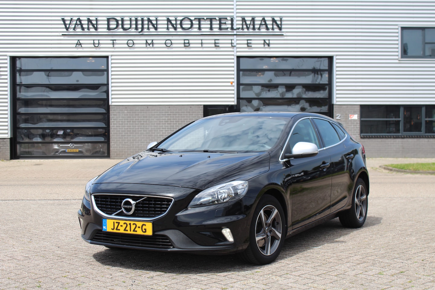 Volvo V40 - 2.0 T2 R-Design / Stoelverwarming / Standkachel / N.A.P. - AutoWereld.nl