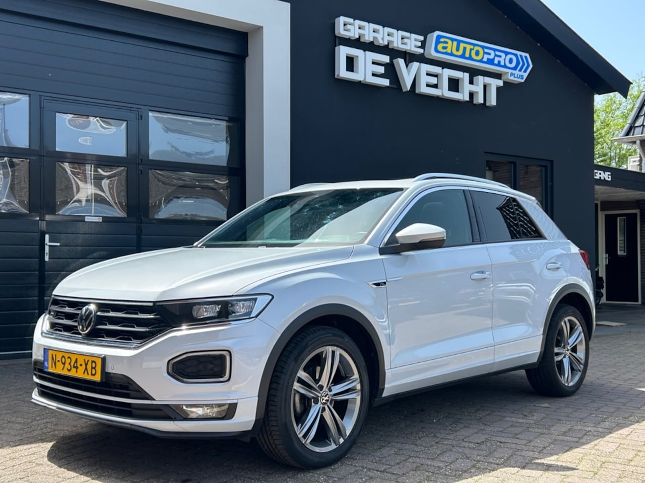 Volkswagen T-Roc - 1.5 TSI Automaat 2x R-Line Pano/Camera/Carplay - AutoWereld.nl