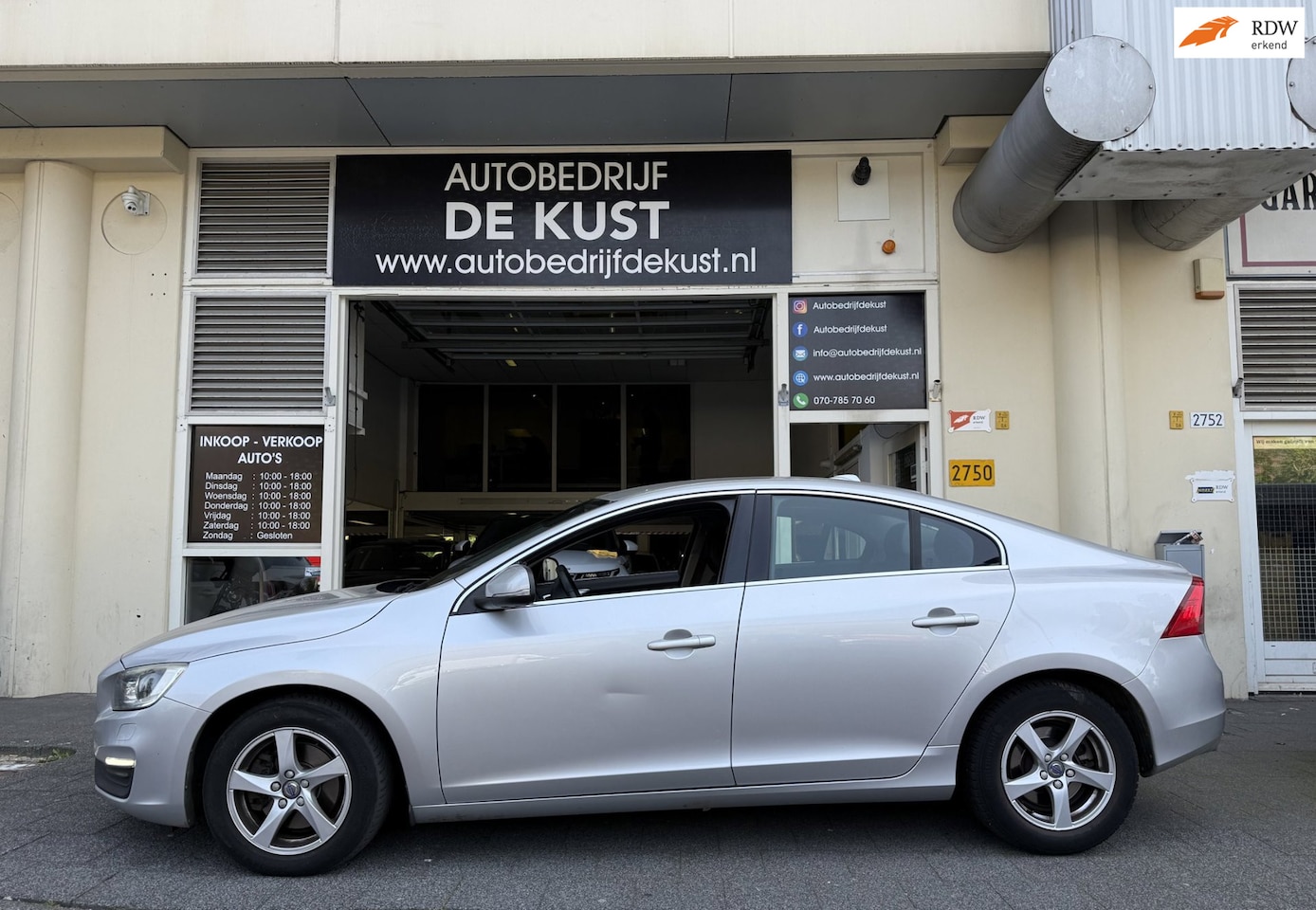 Volvo S60 - 2.0 D4 AUT 2017 Leder Navi Clima - AutoWereld.nl