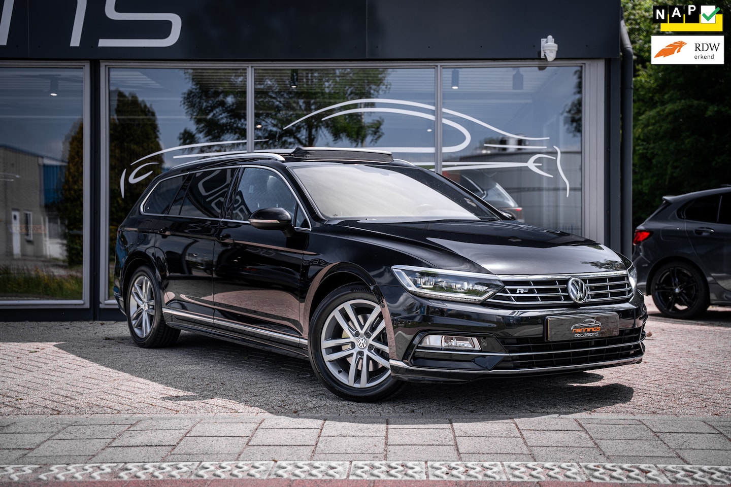 Volkswagen Passat Variant - 1.5 TSI Highline 2x R-Line|Pano|Dig dash|Trekhaak|Stoelverw|Camera|Automaat| - AutoWereld.nl
