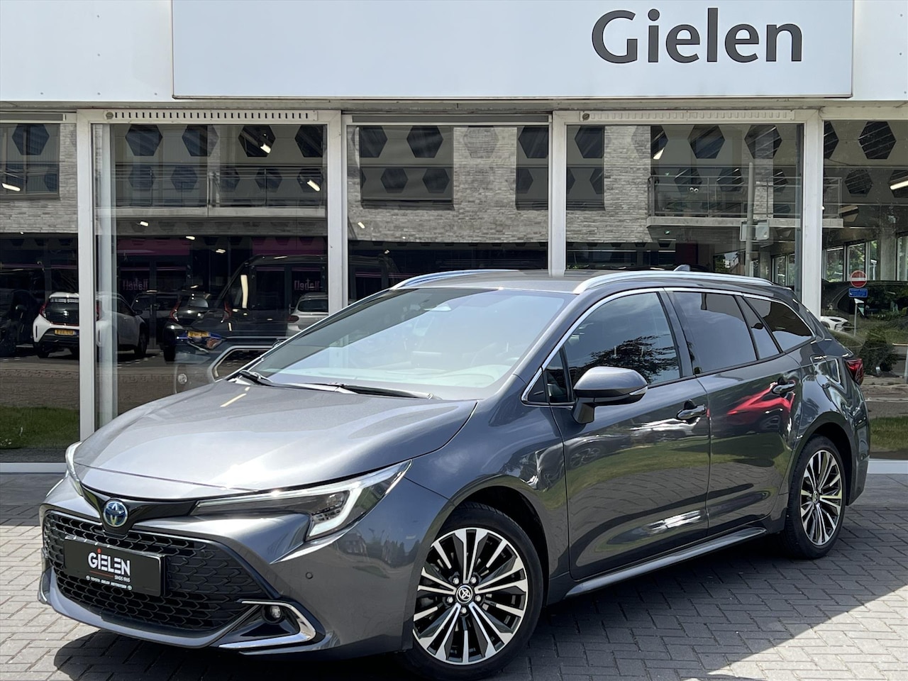 Toyota Corolla Touring Sports - 140 Hybrid First edition | Elektrische achterklep, Nieuwe multimedia, Stoelverwarming, LED - AutoWereld.nl