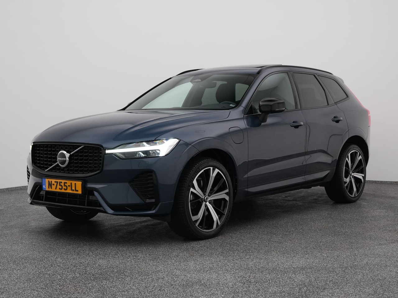 Volvo XC60 - 2.0 T6 Plug-in hybrid AWD R-Design | PANO | CAMERA | ADAPTIVE | STOEL- EN STUURVERW. - AutoWereld.nl