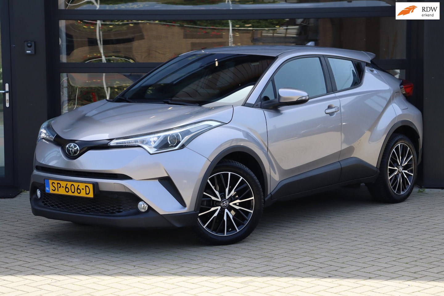 Toyota C-HR - 1.2 Urban | NAP | Camera | Cruise | Navi | Clima | LM Velgen | - AutoWereld.nl
