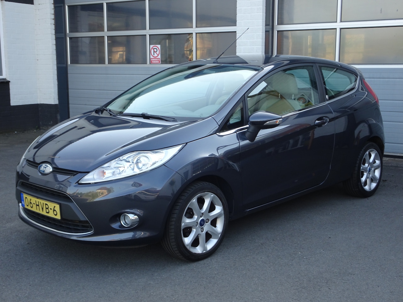 Ford Fiesta - 1.4 Ghia Automatische airco, licht metalen velgen, cruise controle, parkeersensoren, enz. - AutoWereld.nl