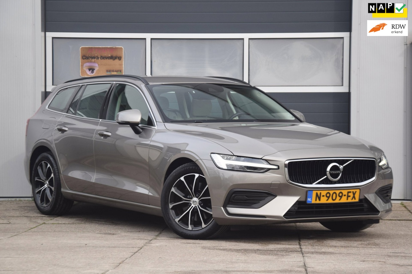 Volvo V60 - 2.0 B3 Momentum Business UITKLAPBARE TREKHAAK/LEDEREN BEKLEDING/COMFORT-STOELEN - AutoWereld.nl