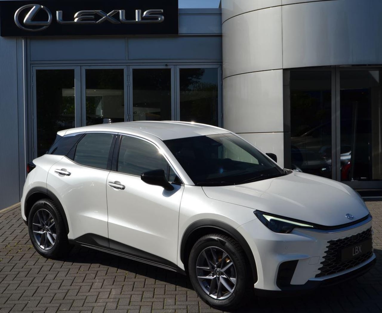 Lexus LBX - 2WD STOELVERW STUURVERW PARK-SENSOR BLIND-SPOT CARPLAY LENDESTEUN - AutoWereld.nl