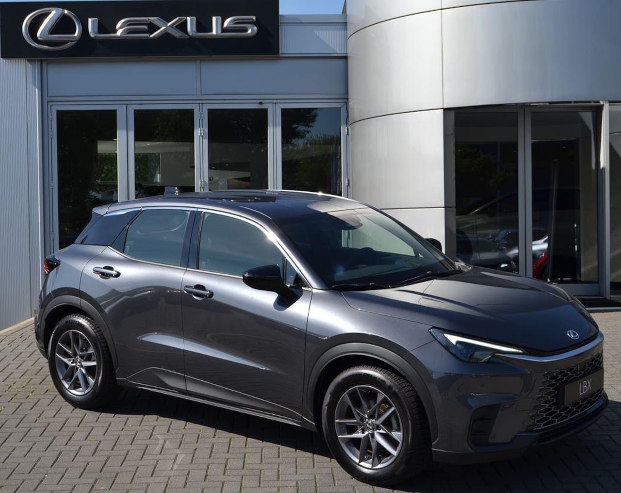 Lexus LBX - 2WD STOELVERW STUURVERW PARK-SENSOR BLIND-SPOT CARPLAY LENDESTEUN - AutoWereld.nl
