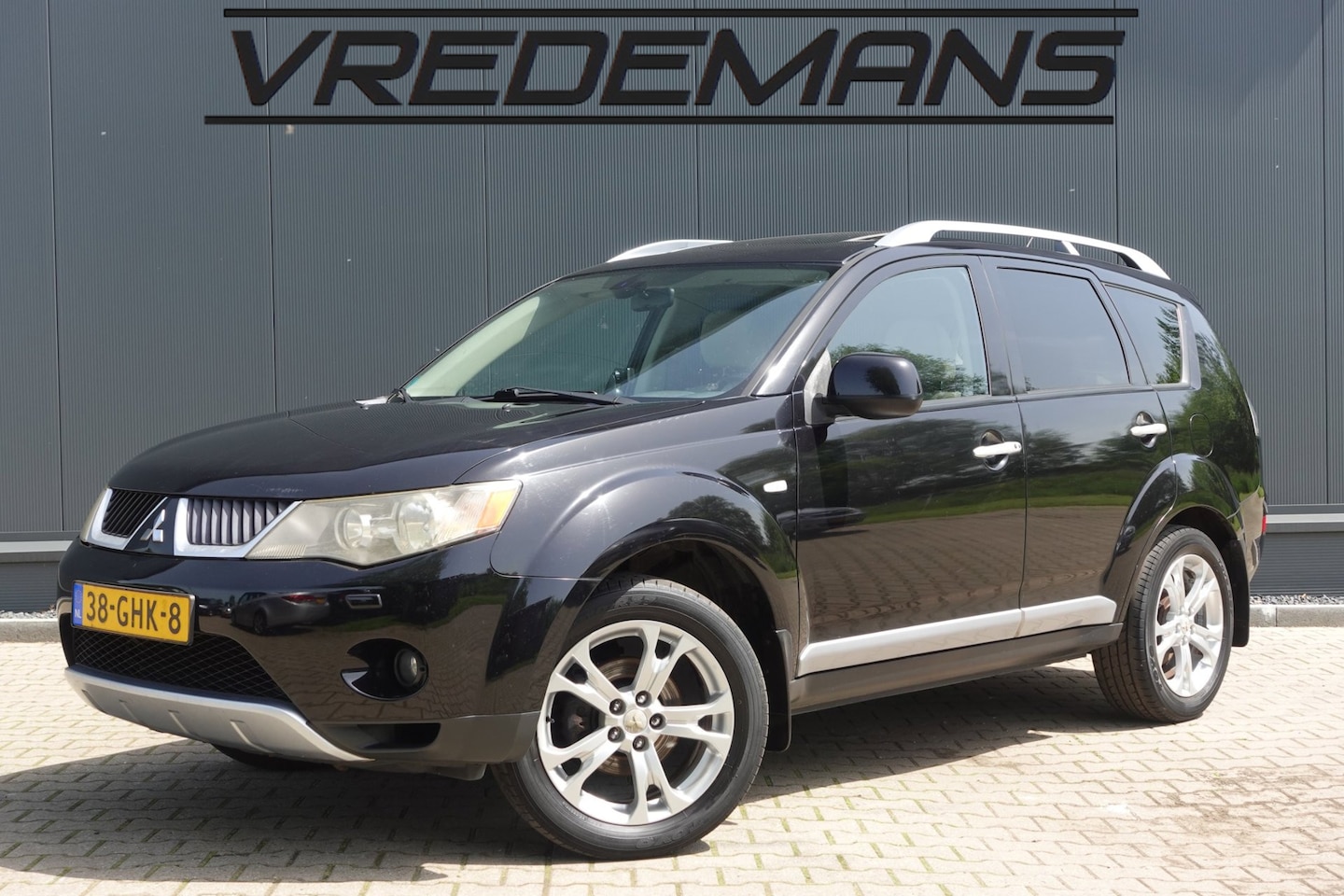 Mitsubishi Outlander - 2.4 Instyle LEDER/NAVI/SCHUIF-KANTEL - AutoWereld.nl