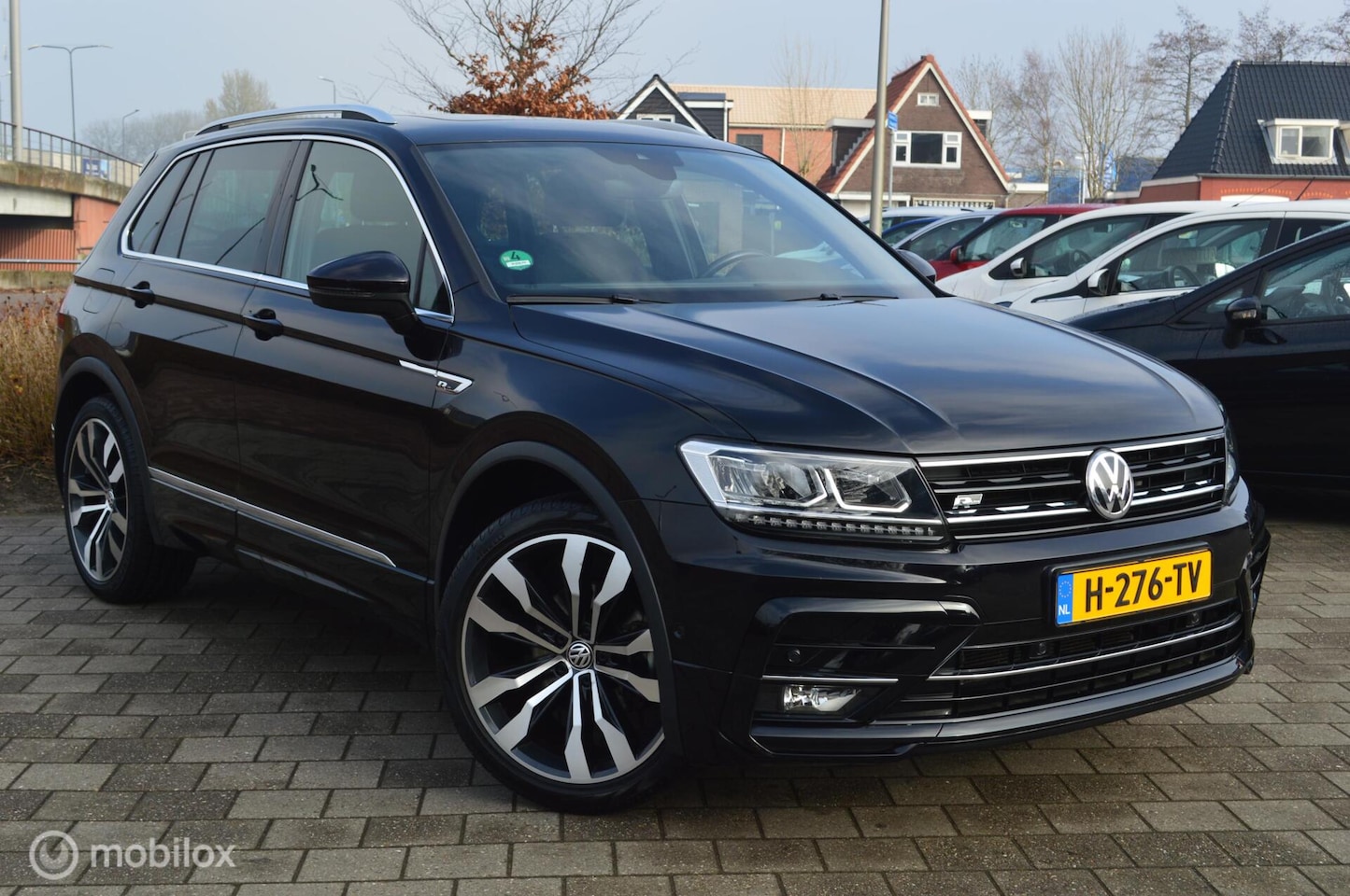 Volkswagen Tiguan - 1.5 TSI AUTOM. Highline Business R | Pano-dak | Trekhaak - AutoWereld.nl