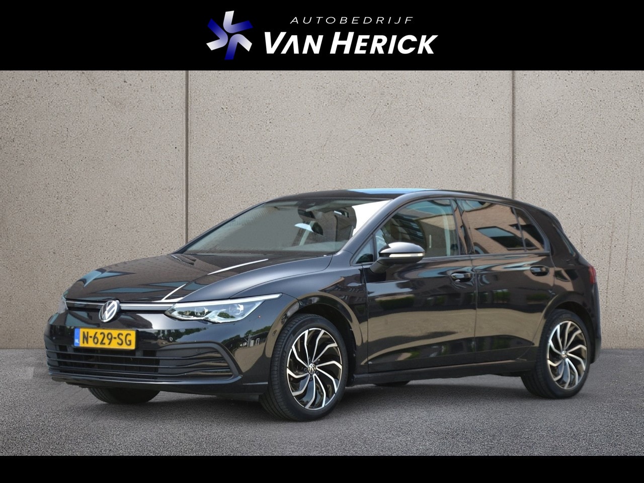 Volkswagen Golf - 1.0 eTSI Life Business Automaat | Achteruitrijcamera | Keyless | Trekhaak - AutoWereld.nl