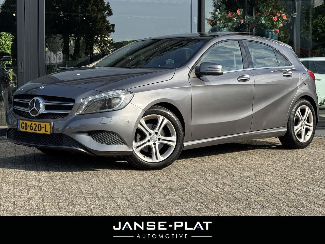 Mercedes-Benz A-klasse - 180 Ambition AUT Pano | Stoelverwarming | NL-Auto - AutoWereld.nl