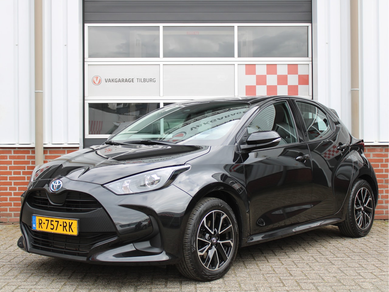 Toyota Yaris - 1.5 Hybrid Active Automaat /NAVI/16'LM/Camera/ACC/Climate control/Apple carplay/DAB+/CV/IS - AutoWereld.nl