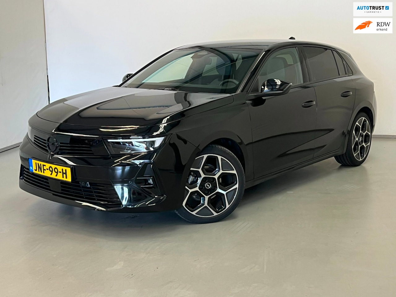 Opel Astra - 1.2 Turbo Sport Night Edition / CarPlay / 18" LM - AutoWereld.nl